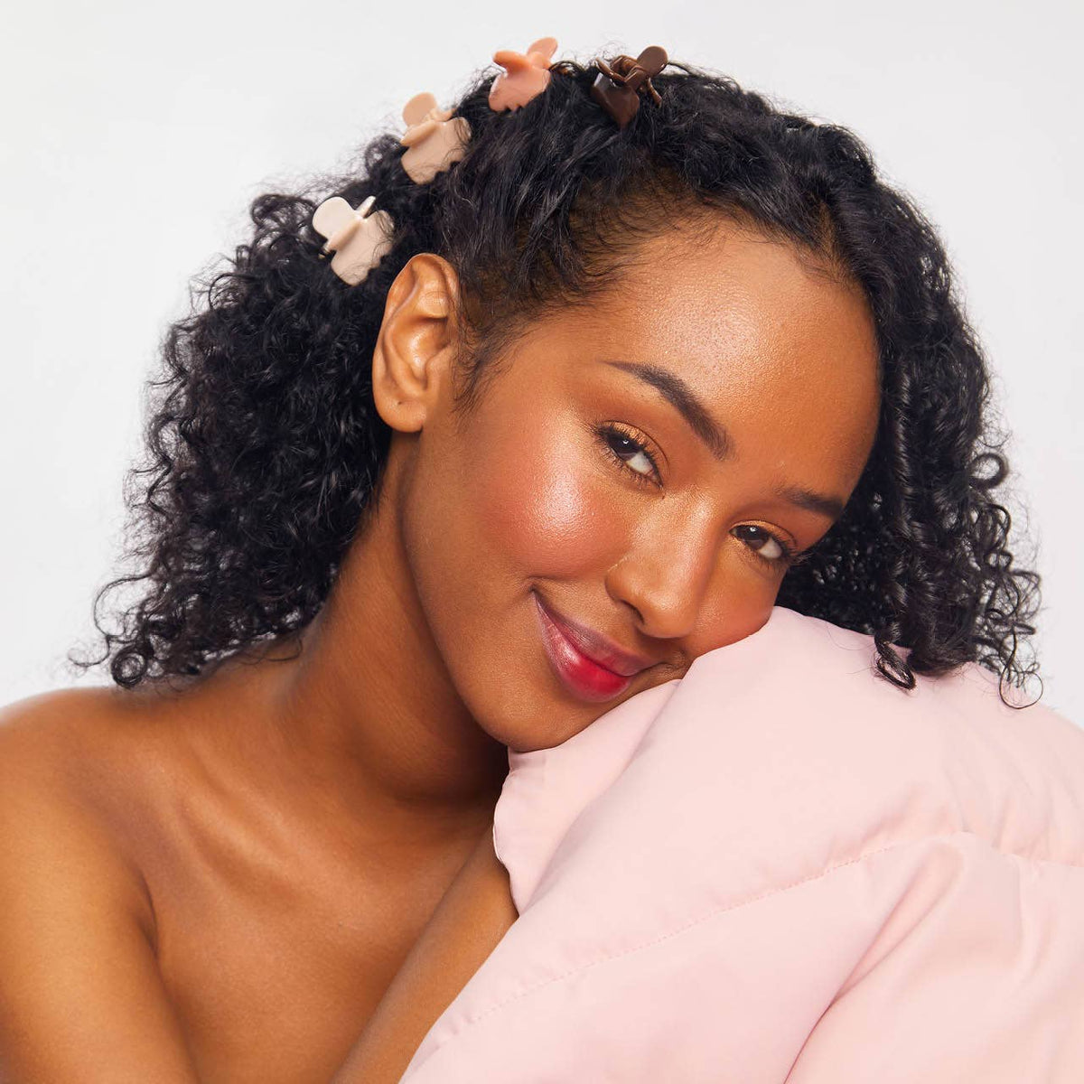 Smiling woman wearing a Kitsch mini cloud claw clip in her hair